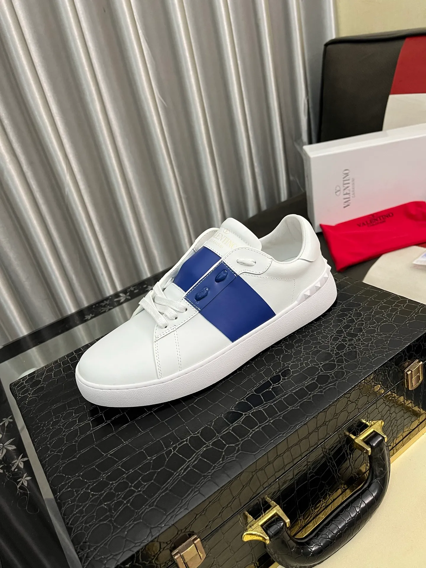 Men's shoes💰420⌚️⌚️Valentino white shoes⚡️Original replicas are coming👉Many pictures of the feet of Internet celebrities🔥Authentic Hong Kong purchased for HKD 5,500⚠️All parts are genuine molds, refuse to look at pictures to make goods👊The upper is made of top-grained cowhide➕3D printed. Water-dyed cow lining inside + cowhide feet, code number: 38-44